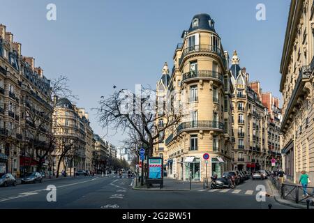 Paris, Frankreich - 1. April 2021: Schöne haussmann-Gebäude in Paris Stockfoto