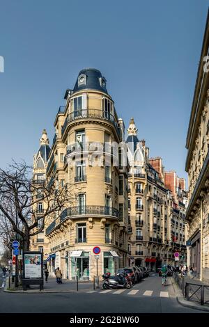 Paris, Frankreich - 1. April 2021: Schöne haussmann-Gebäude in Paris Stockfoto