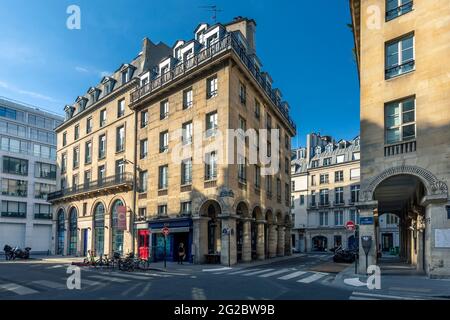 Paris, Frankreich - 15. April 2021: Typische haussmann-Gebäude in Paris Stockfoto