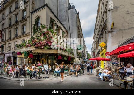 Paris, Frankreich - 2. Juni 2021: Tag nach der Sperre wegen Covid-19 in einem berühmten Pariser Café im Pariser Viertel Saint-Germain in Paris Stockfoto