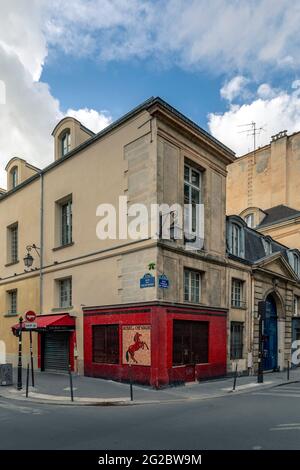 Paris, Frankreich - 4. Mai 2021: Typische Gebäude und Geschäfte im Viertel Marais im alten Paris Stockfoto