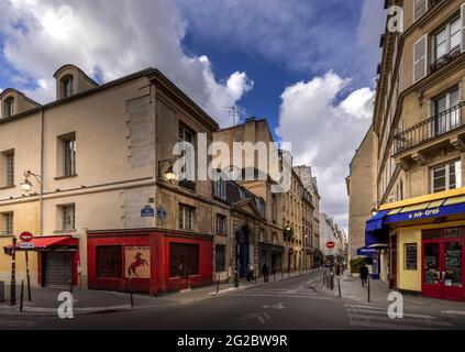 Paris, Frankreich - 4. Mai 2021: Typische Gebäude und Geschäfte im Viertel Marais im alten Paris Stockfoto