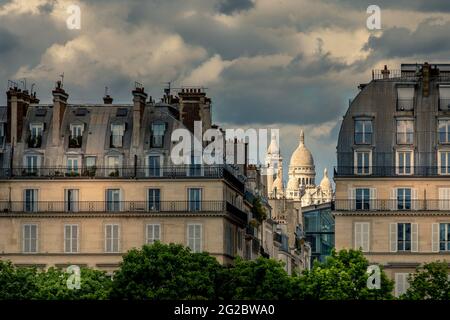 Paris, Frankreich - 13. Mai 2021: Typische Haussmann-Gebäude in Paris Stockfoto