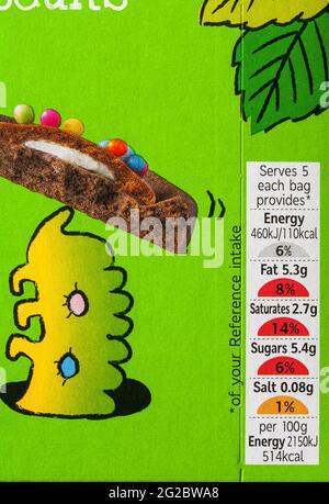 Nährwertangaben Ampelsystem Kennzeichnung farblich gekennzeichnete Etiketten auf der Verpackung von M&S Colin the Caterpillar Button Biscuits Stockfoto