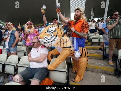 Fans in den Tribünen, die an der jüngsten Pilotveranstaltung der Regierung teilnehmen, bei der am ersten Tag des zweiten LV= Insurance Test-Spiels in Edgbaston, Birmingham, bis zu 18000 Personen (70 % der vollen Kapazität) teilnehmen können. Bilddatum: Donnerstag, 10. Juni 2021. Stockfoto