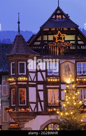 FRANKREICH. HAUT-RHIN (68) ELSASS REGION. STRASSE DER WEINE. HAUS DES DORFES KAYSERSBERG Stockfoto