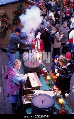 FRANKREICH. HAUT-RHIN (68) ELSASS REGION. STRASSE DER WEINE. DORF KAYSERSBERG. VERKÄUFER VON WARMEN KASTANIEN AUF DEM WEIHNACHTSMARKT Stockfoto