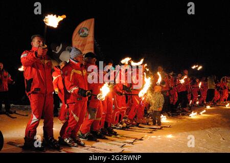 FRANKREICH. SAVOIE (73) MAURIENNE LAND (DAS SYBELLES SKIGEBIET). SAINT-SORLIN-D'ARVES. TOURISTEN ANKUNFT FEST Stockfoto