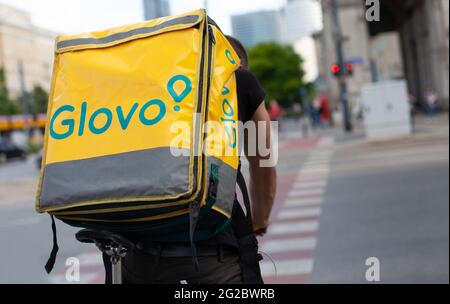 Polen, Warschau - 05. Jun 2021: Glovo-Radfahrer auf der Straße im Stadtzentrum. Lieferung von Lebensmitteln. Nahaufnahme einer Tasche. Stockfoto