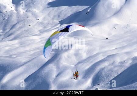 FRANKREICH. SAVOIE (73) TAL TARENTAISE. SKIGEBIET TROIS VALLEES. SKIGEBIET COURCHEVEL. PARAGLIDING Stockfoto