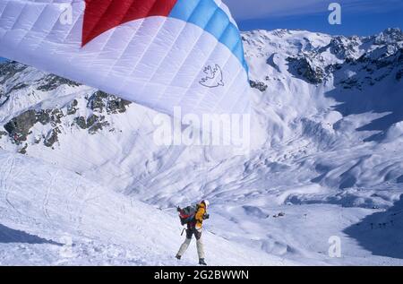 FRANKREICH. SAVOIE (73) TAL TARENTAISE. SKIGEBIET TROIS VALLEES. SKIGEBIET COURCHEVEL. PARAGLIDING Stockfoto