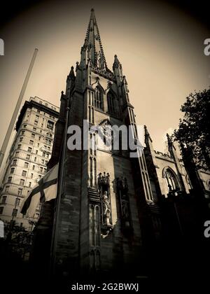 Nordseite der Trinity Church im Finanzviertel von Lower Manhattan. Starke vertikale Weitwinkelaufnahmen. Stockfoto