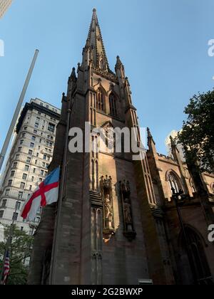 Nordseite der Trinity Church im Finanzviertel von Lower Manhattan. Starke vertikale Weitwinkelaufnahmen. Stockfoto