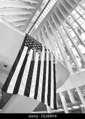 Große amerikanische Flagge im Inneren des Oculus im World Trade Center in Manhattan, NYC Stockfoto