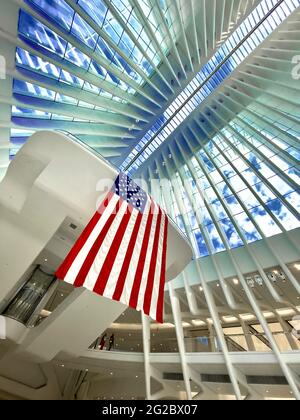 Große amerikanische Flagge im Inneren des Oculus im World Trade Center in Manhattan, NYC Stockfoto