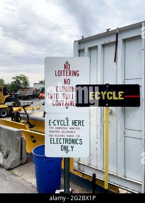 ECycle Zentrum für Elektronik in Millburn, NJ, USA. Sammelzentrum für alte Computer, Fernseher und andere große Elektronik. Stockfoto