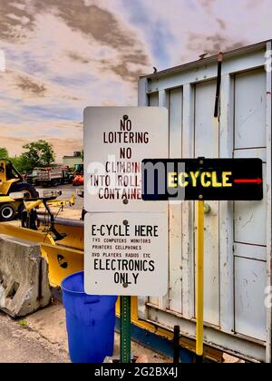 ECycle Zentrum für Elektronik in Millburn, NJ, USA. Sammelzentrum für alte Computer, Fernseher und andere große Elektronik. Stockfoto