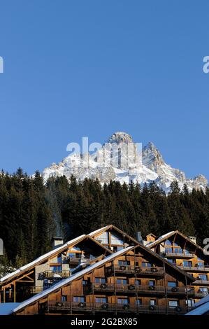 FRANKREICH, SAVOIE (73) TARENTAISE TAL, TROIS VALLEES SKIGEBIET, MERIBEL, LA SAULIRE UND DENT DE BURGIN BERGE, WOHNUNGEN ZU VERMIETEN Stockfoto