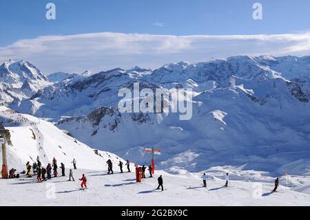 FRANKREICH, SAVOIE (73) TARENTAISE-TAL, SKIGEBIET TROIS VALLEES, MERIBEL, PISTEN AUF DEM GIPFEL VON LA SAULIRE, IM HINTERGRUND DIE VANOISE-BERGE Stockfoto