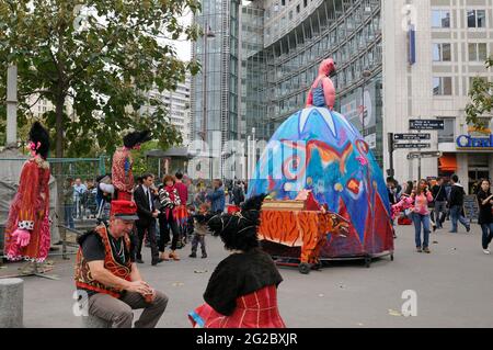 FRANKREICH. PARIS (75) 13E ARR. PLACE D'ITALIE. STRASSENANIMATIONEN Stockfoto