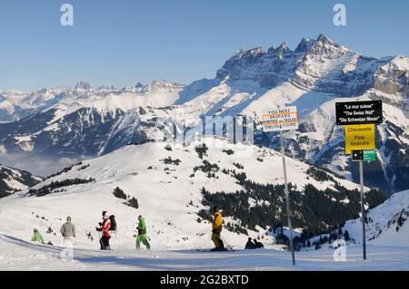 FRANKREICH, HAUTE-SAVOIE (74), SKIGEBIET LES PORTES DU SOLIEL IN DER SCHWEIZ UND FRANKREICH, AVORIAZ UND LES CROSETS, CHAVANETTE-PISTE, IM HINTERGRUND TH Stockfoto