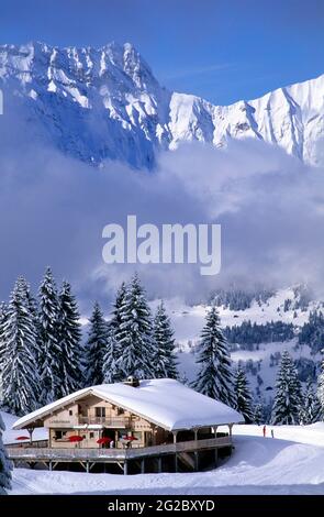 FRANKREICH, SAVOIE (73) BEAUFORTAIN UND VAL D'ARLY, SKIGEBIET ESPACE DIAMANT, SKIGEBIET CREST-VOLAND, BERGRESTAURANT LA BELLE METAIRIE, IM BAC Stockfoto