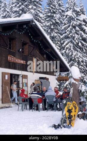 FRANKREICH, SAVOIE (73) BEAUFORTAIN UND VAL D'ARLY, SKIGEBIET ESPACE DIAMANT, SKIGEBIET CREST-VOLAND, SCHNEESCHUHWANDERN MIT MITTAGESSEN IN EINER BERGRESTA Stockfoto