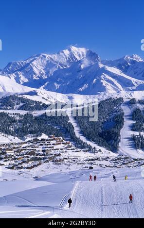 FRANKREICH, SAVOIE (73) BEAUFORTAIN, SKIGEBIET ESPACE DIAMANT, SKIGEBIET LES SAISIES, IM HINTERGRUND DIE MONT-BLANC-BERGE Stockfoto