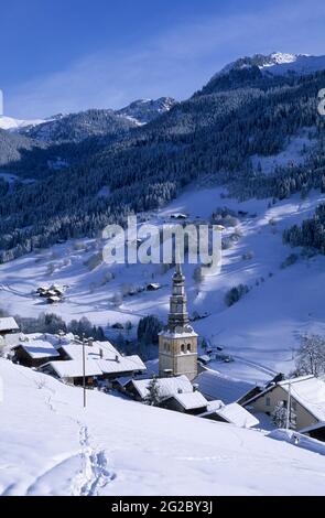 FRANKREICH, SAVOIE (73) BEAUFORTAIN, SKIGEBIET ESPACE DIAMANT, DORF HAUTELUCE UND SKIGEBIET, KIRCHE Stockfoto