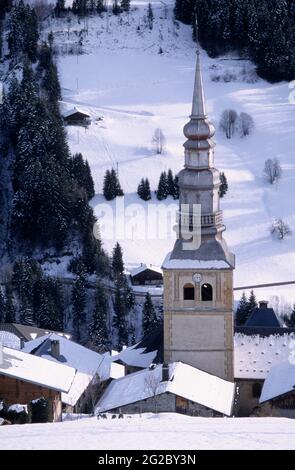 FRANKREICH, SAVOIE (73) BEAUFORTAIN, SKIGEBIET ESPACE DIAMANT, DORF HAUTELUCE UND SKIGEBIET, KIRCHE Stockfoto