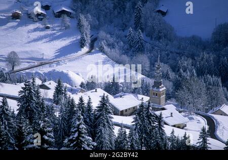 FRANKREICH, SAVOIE (73) BEAUFORTAIN, SKIGEBIET ESPACE DIAMANT, DORF HAUTELUCE UND SKIGEBIET, KIRCHE Stockfoto