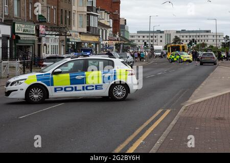 Morecambe Lancashire Vereinigtes Königreich 10. Juni 2021. NACH EINER schweren Kollision, bei der zwei Personen verletzt und nach der Kollision an der Kreuzung Marine Road Central und Northumberland Street ins Krankenhaus gebracht wurden, WURDE NUN EIN Mann WEGEN des Verdachts auf Drogenfahren verhaftet. Die Straße wurde während des Vorfalls geschlossen. bt wurde nun wieder geöffnet Stockfoto