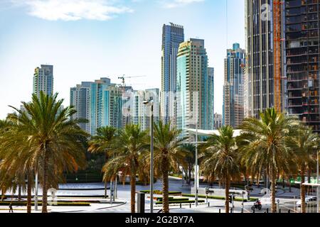 DUBAI, VAE - MÄRZ 2020: Bau von Wolkenkratzern in Dubai Stockfoto