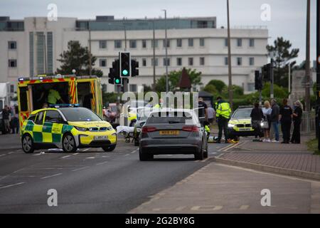 Morecambe Lancashire Vereinigtes Königreich 10. Juni 2021. NACH EINER schweren Kollision, bei der zwei Personen verletzt und nach der Kollision an der Kreuzung Marine Road Central und Northumberland Street ins Krankenhaus gebracht wurden, WURDE NUN EIN Mann WEGEN des Verdachts auf Drogenfahren verhaftet. Die Straße wurde während des Vorfalls geschlossen. bt wurde nun wieder geöffnet Stockfoto