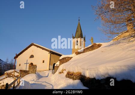 FRANKREICH, SAVOIE (73) HAUTE MAURIENNE, NATIONALPARK VANOISE, DORF BESSANS, KIRCHE SAINT-JEAN-BAPTISTE UND KAPELLE SAINT-ANTOINE Stockfoto