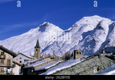 FRANKREICH, SAVOIE (73) HAUTE MAURIENNE, NATIONALPARK VANOISE, DORF BESSANS, KIRCHE SAINT-JEAN-BAPTISTE Stockfoto