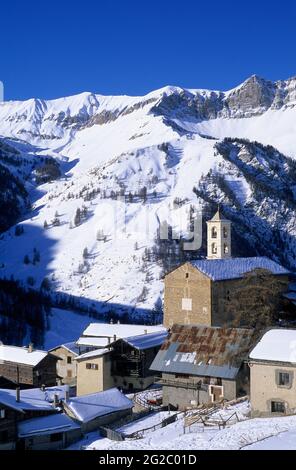 FRANKREICH, HAUTES-ALPES (05) QUEYRAS NATÜRLICHER REGIONALPARK, DORF SAINT-VERAN, DAS HÖCHSTE DORF IN EUROPA MIT 2040 M, KIRCHE DES 17. JAHRHUNDERTS Stockfoto