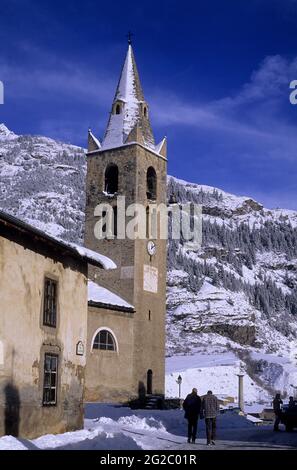 FRANKREICH, SAVOIE (73) HAUTE MAURIENNE, NATIONALPARK VANOISE, SKIGEBIET VAL CENIS, DORF LANSLEVILLARD, KIRCHE Stockfoto