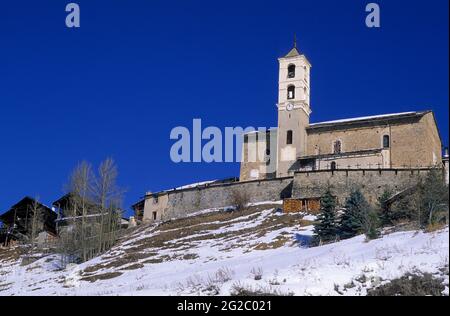 FRANKREICH, HAUTES-ALPES (05) QUEYRAS NATÜRLICHER REGIONALPARK, DORF SAINT-VERAN, DAS HÖCHSTE DORF IN EUROPA MIT 2040 M, KIRCHE DES 17. JAHRHUNDERTS Stockfoto