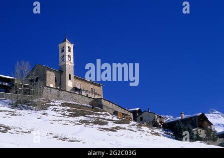 FRANKREICH, HAUTES-ALPES (05) QUEYRAS NATÜRLICHER REGIONALPARK, DORF SAINT-VERAN, DAS HÖCHSTE DORF IN EUROPA MIT 2040 M, KIRCHE DES 17. JAHRHUNDERTS Stockfoto