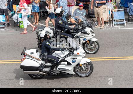 HUNTINGTON BEACH, USA - 05. Juli 2019: Polizei auf Motorrädern bei der Parade am 4. Juli in Huntington Beach, CA Stockfoto