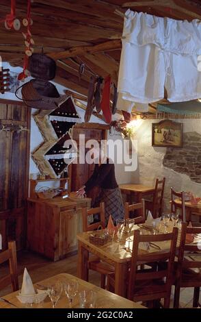 FRANKREICH, SAVOIE (73) BELLEVILLE TAL, TROIS VALLEES SKIGEBIET, DORF UND SKIGEBIET VON SAINT-MARTIN-DE-BELLEVILLE, LE MONTAGNARD LOKALE GERICHT RESTA Stockfoto