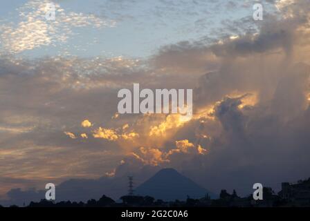 Sonnenuntergang in Guatemala, schadstofffreier Himmel. Stockfoto