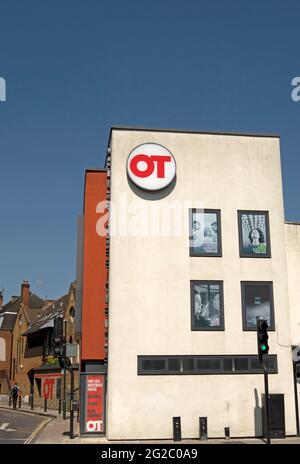 Außenansicht mit dem Logo des orangefarbenen Theaters in richmond upon thames, surrey, england Stockfoto