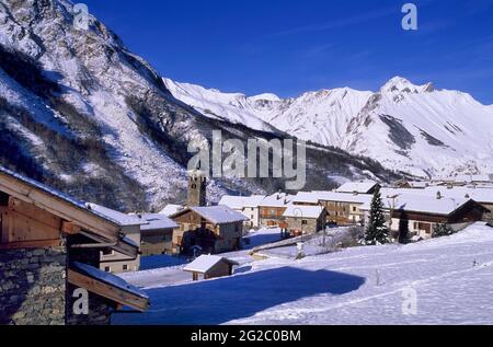 FRANKREICH, SAVOIE (73) BELLEVILLE-TAL, SKIGEBIET TROIS VALLEES, DORF SAINT-MARCEL Stockfoto