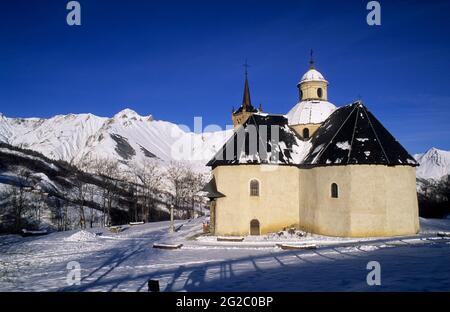 FRANKREICH, SAVOIE (73) BELLEVILLE-TAL, SKIGEBIET TROIS VALLEES, DORF UND SKIGEBIET SAINT-MARTIN-DE-BELLEVILLE, BAROCKKIRCHE NOTRE-DAME Stockfoto