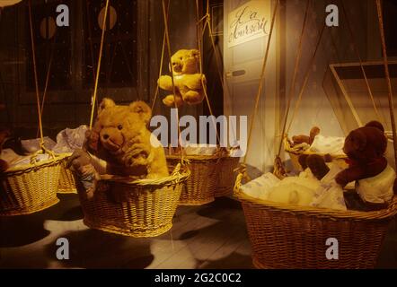 FRANKREICH. PARIS (75) 9E ARR. ANIMIERTES SCHAUFENSTER DES GROSSEN GESCHÄFTS LE PRINTEMPS (BOULEVARD HAUSSMANN). TEDDYBÄR Stockfoto