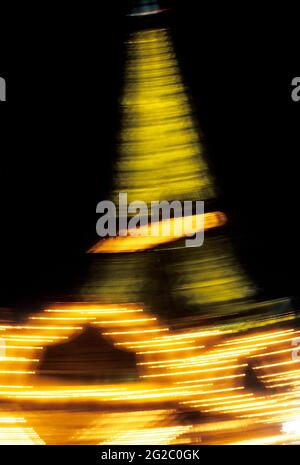 FRANKREICH. PARIS (75) 7E ARR. EIFFELTURM UND MERRY-GO-ROUND Stockfoto