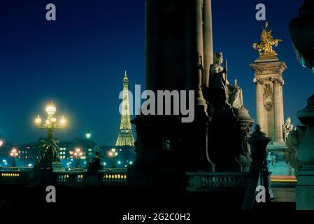 FRANKREICH. PARIS (75) 7E ARR. BRÜCKE ALEXANDRE III UND EIFFELTURM Stockfoto