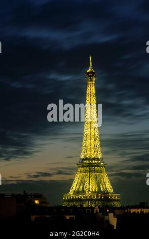 FRANKREICH. PARIS (75) 7E ARR. EIFFELTURM - NACHTLICHTKULISSE VON PIERRE BIDEAU, PREALABLE GENEHMIGUNG (BELEUCHTUNG DURCH FIRMA SETE) Stockfoto